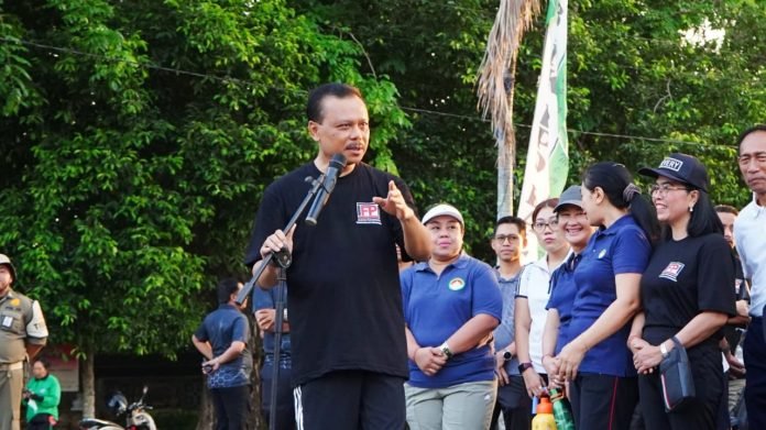 Sekretaris Daerah (Sekda) Provinsi Bali, Dewa Made Indra, melepas peserta jalan sehat yang digelar Dewan Pengurus Wilayah (DPW) Ikatan Fungsional Pengadaan Indonesia (IFPI) Bali dalam rangka HUT ke-2 IFPI, Jumat (26/9/2025). (dok.istimewa)