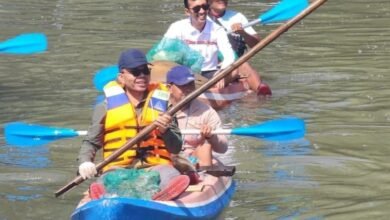 Dinas Kehutanan dan Lingkungan Hidup (DKLH) Provinsi Bali yang dipimpin oleh Kepala DKLH Bali, I Made Rentin mengerahkan 300 personel gabungan untuk membersihkan tumpukan sampah plastik yang terbawa arus banjir bandang, pada Jumat (12/9/2025). (dok.istimewa)