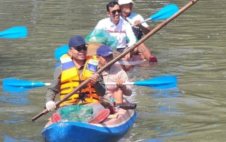 Dinas Kehutanan dan Lingkungan Hidup (DKLH) Provinsi Bali yang dipimpin oleh Kepala DKLH Bali, I Made Rentin mengerahkan 300 personel gabungan untuk membersihkan tumpukan sampah plastik yang terbawa arus banjir bandang, pada Jumat (12/9/2025). (dok.istimewa)