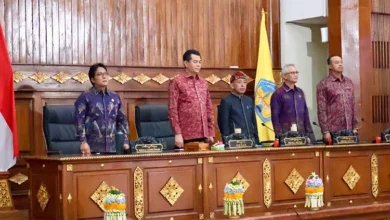 menghadiri rapat paripurna DPRD Provinsi Bali terkait penyampaian pandangan terhadap dua Rancangan Peraturan Daerah (Raperda) inisiatif Dewan, yakni Raperda Penyelenggaraan Keterbukaan Informasi Publik (KIP) dan Raperda Penyelenggaraan Layanan Angkutan Sewa Khusus Pariwisata Berbasis Aplikasi (ASKP). Rapat berlangsung di Gedung Wiswasabha Utama, Kantor Gubernur Bali, Denpasar, Senin (15/9/2025). (dok.istimewa)
