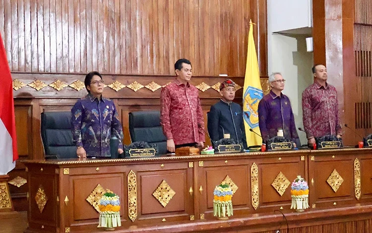 menghadiri rapat paripurna DPRD Provinsi Bali terkait penyampaian pandangan terhadap dua Rancangan Peraturan Daerah (Raperda) inisiatif Dewan, yakni Raperda Penyelenggaraan Keterbukaan Informasi Publik (KIP) dan Raperda Penyelenggaraan Layanan Angkutan Sewa Khusus Pariwisata Berbasis Aplikasi (ASKP). Rapat berlangsung di Gedung Wiswasabha Utama, Kantor Gubernur Bali, Denpasar, Senin (15/9/2025). (dok.istimewa)