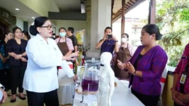 Ketua Tim Pembina Posyandu Provinsi Bali, Ny. Putri Suastini Koster, membuka secara resmi Jambore Kader Posyandu Bidang Kesehatan Provinsi Bali Tahun 2025 di Gedung Wiswa Sabha Utama, Kantor Gubernur Bali, Selasa (16/9/2025). (dok.istimewa)