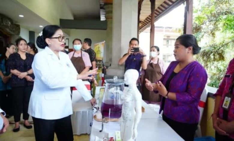 Ketua Tim Pembina Posyandu Provinsi Bali, Ny. Putri Suastini Koster, membuka secara resmi Jambore Kader Posyandu Bidang Kesehatan Provinsi Bali Tahun 2025 di Gedung Wiswa Sabha Utama, Kantor Gubernur Bali, Selasa (16/9/2025). (dok.istimewa)