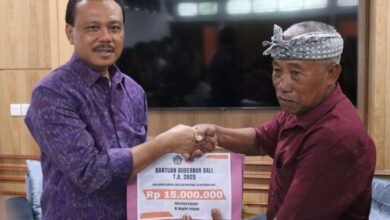 Pemerintah Provinsi Bali memberikan santunan kepada 12 ahli waris keluarg korban meninggal dunia akibat banjir bandang, yang diwakili oleh Sekretaris Daerah Provinsi Bali, Dewa Made Indra, mewakili Gubernur Bali Wayan Koster, di Kantor BPBD Bali, Senin (15/9/2025). (dok.istimewa)