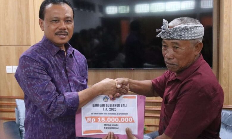 Pemerintah Provinsi Bali memberikan santunan kepada 12 ahli waris keluarg korban meninggal dunia akibat banjir bandang, yang diwakili oleh Sekretaris Daerah Provinsi Bali, Dewa Made Indra, mewakili Gubernur Bali Wayan Koster, di Kantor BPBD Bali, Senin (15/9/2025). (dok.istimewa)
