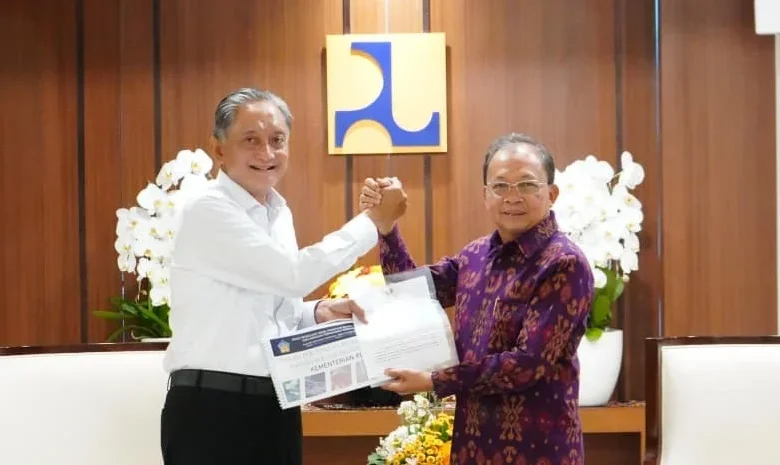 Gubernur Bali Wayan Koster (kanan) dan Menteri Pekerjaan Umum (PU) Dody Hanggodo (kiri) saat bertemu di Jakarta. Pada Selasa (2/9/2025). (dok.istimewa)