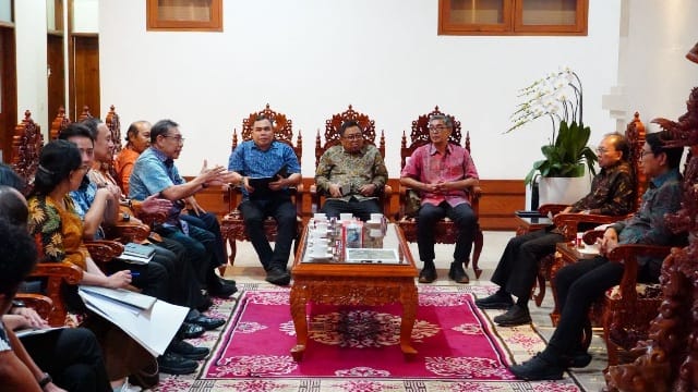 Gubernur Bali Wayan Koster dan Bupati Badung I Wayan Adi Arnawa bertemu dengan pihak Garuda Wisnu Kencana (GWK) di Jaya Sabha, pada Senin malam (30/9/2025). (dok.istimewa)