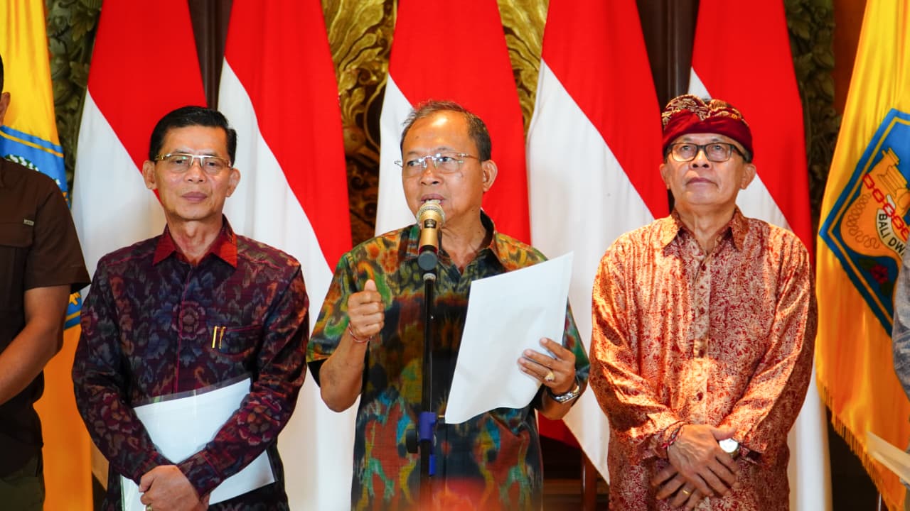 Gubernur Bali Wayan Koster perintahkan perhentian total serta pembongkaran proyek Lift Kaca di kawasan Pantai Kelingking pada Minggu (23/11/2025) di Gedung Jayasabha, Denpasar. (dok.istimewa)