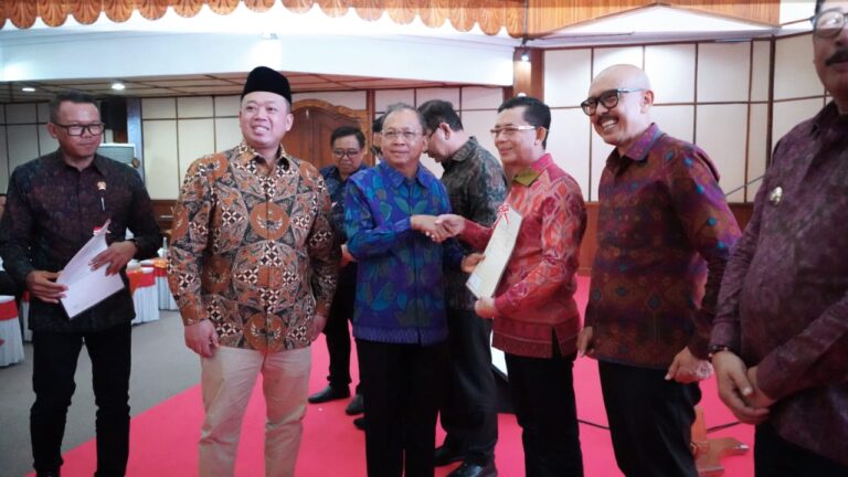 Menteri Agraria dan Tata Ruang/ Kepala Badan Pertanahan Nasional (ATR/BPN) Nusron Wahid menyaksikan penandatangan komitmen bersama sertifikasi hak atas tanah antara Gubernur Bali Wayan Koster dengan Kepala BPN Bali, di Gedung Wiswa Sabha Utama-Denpasar, (Rabu, 26/11/2025). (dok.istimewa)