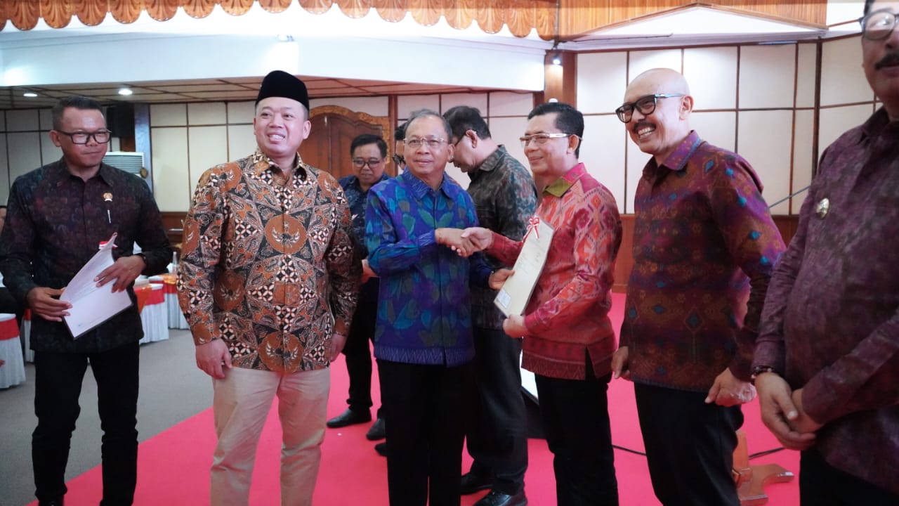 Menteri Agraria dan Tata Ruang/ Kepala Badan Pertanahan Nasional (ATR/BPN) Nusron Wahid menyaksikan penandatangan komitmen bersama sertifikasi hak atas tanah antara Gubernur Bali Wayan Koster dengan Kepala BPN Bali, di Gedung Wiswa Sabha Utama-Denpasar, (Rabu, 26/11/2025). (dok.istimewa)