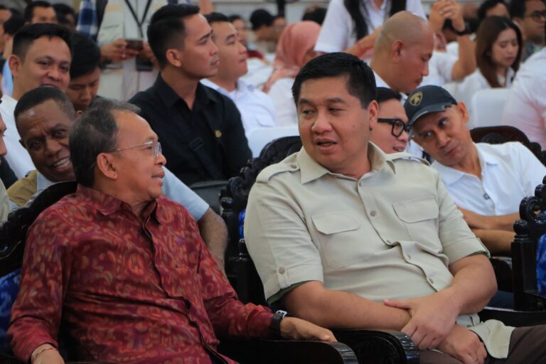 Gubernur Bali Wayan Koster (kiri) bersama Menteri Perumahan dan Kawasan Permukiman, Maruarar Sirait. (dok.isitimewa)