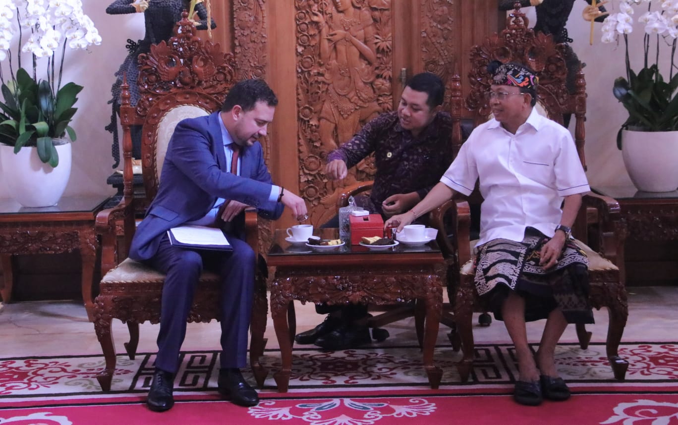Gubernur Bali Wayan Koster menerima kunjungan Wakil Menteri Luar Negeri Bulgaria Nikolay Pavlov bersama Dubes Bulgaria untuk Indonesia Tanya Dimitrova di Jayasabha, Jumat (31/10/2025). (dok.istimewa)