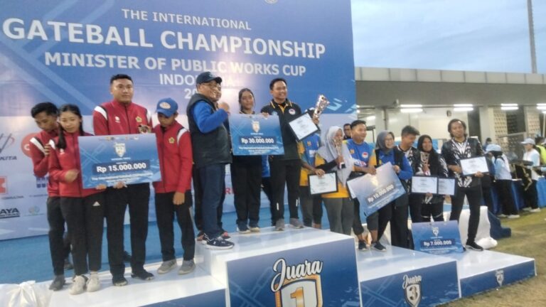 Tim Lentera Pergatsi Badung saat terima penghargaan di ajang The International Gateball Championship Minister of Public Works Cup Indonesia 2025. (dok.rahma)