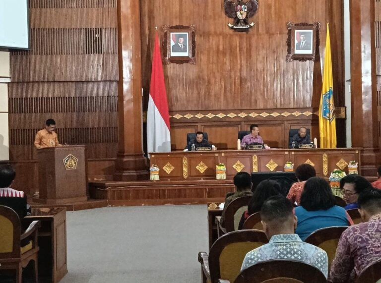 Anggota Fraksi Golkar DPRD Bali I Nyoman Wirya saat menyampaikan pandangan umum di Sidang Paripurna DPRD Bali, Senin (15/12/2025).