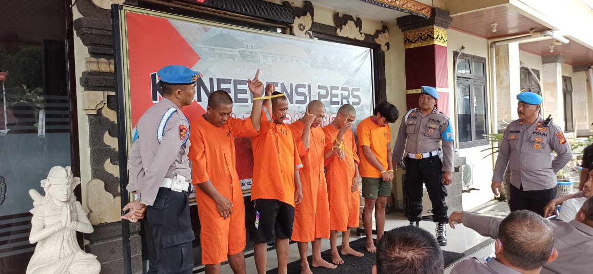 Konferensi pers komplotan pencuri traktor di Mapolres Badung, Rabu (17/12/2025). (dok.Istimewa)