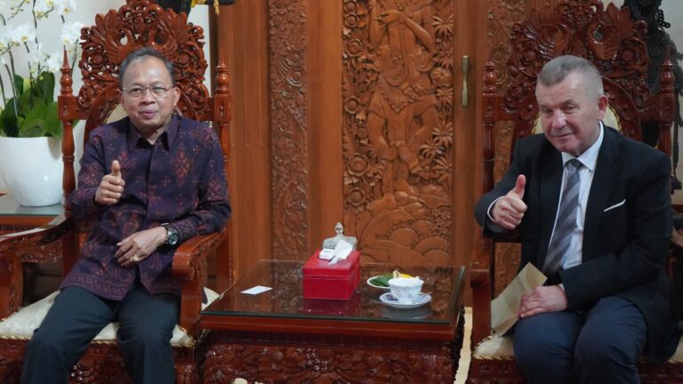 Gubernur Bali Wayan Koster bersama Konsul Kehormatan Republik Indonesia di Gdansk, Polandia, Miroslaw Wawrowski. (Dok. Istimewa)