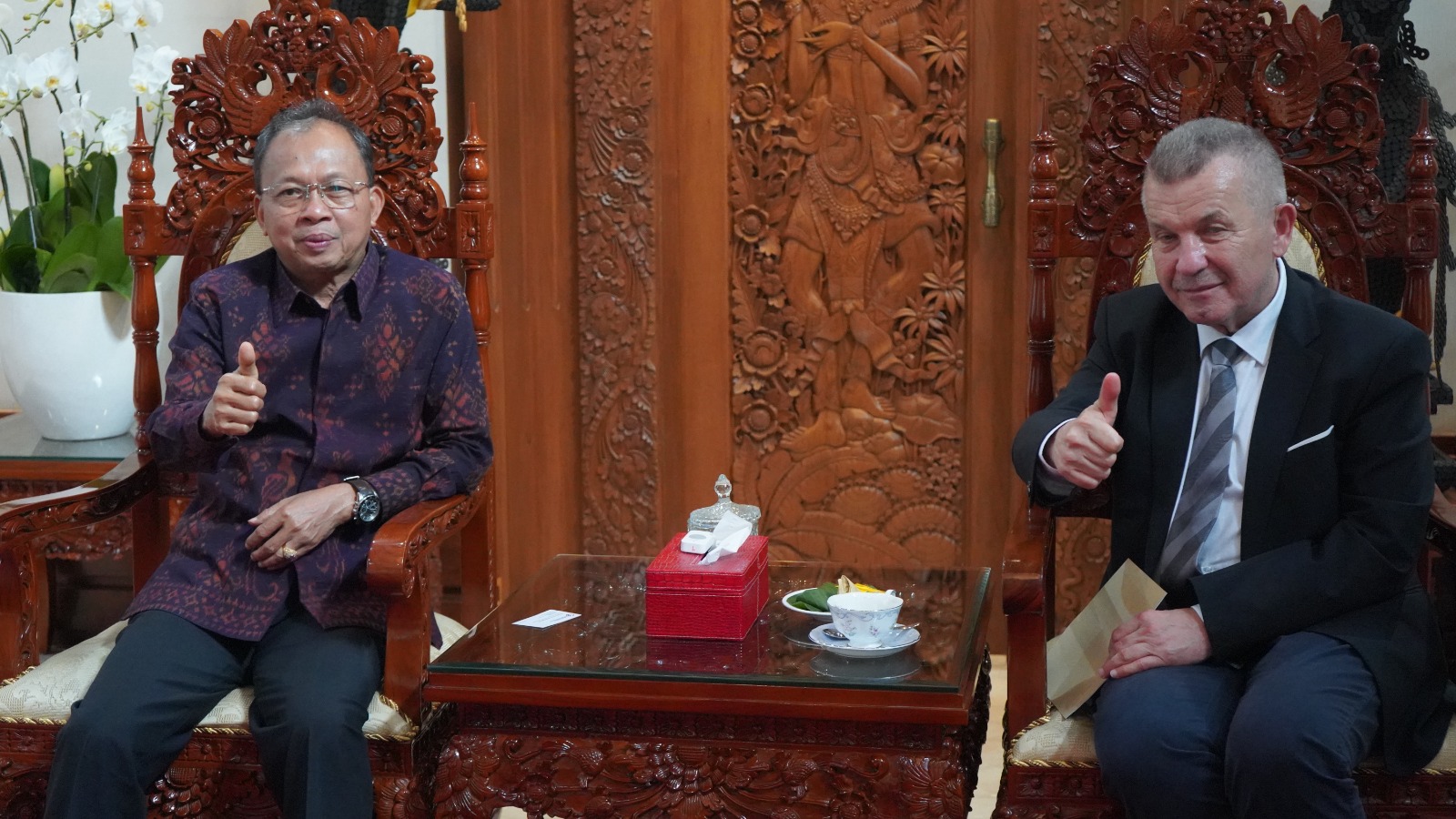 Gubernur Bali Wayan Koster bersama Konsul Kehormatan Republik Indonesia di Gdansk, Polandia, Miroslaw Wawrowski. (Dok. Istimewa)