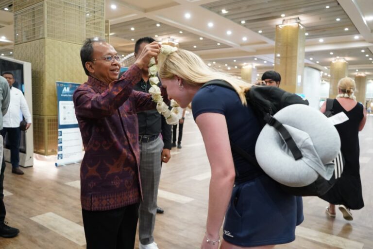 Gubernur Bali Wayan Koster saat menyambut wisatawan mancanegara di Bandara I Gusti Ngurah Rai, Minggu (28/12/2025). (Dok. Istimewa)