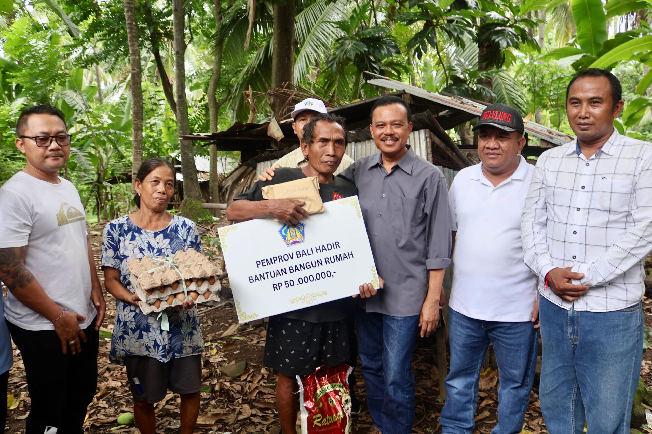 Sekda Provinsi Bali Dewa Made Indra saat menyerahkan bantuan rumah layak untuk warga miskin Buleleng. (Dok. Istimewa)