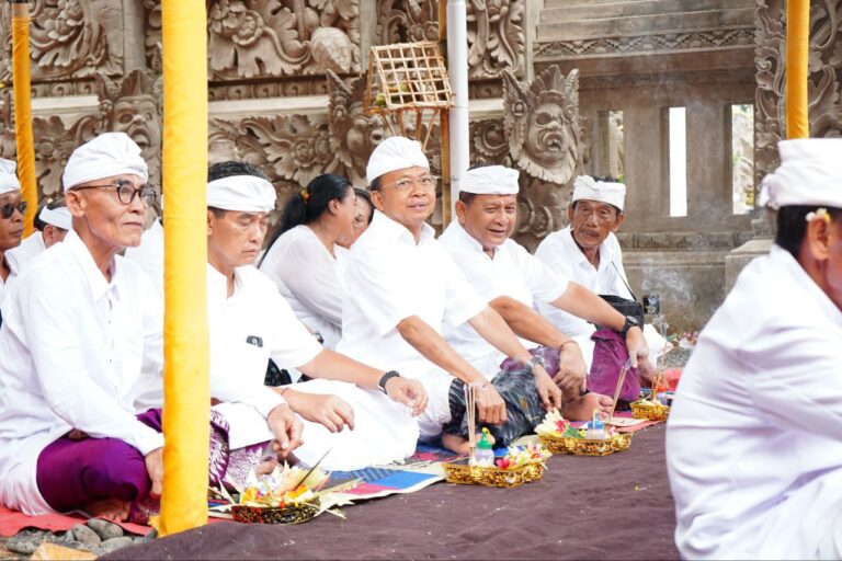 Gubernur Bali Wayan Koster meresmikan pemugaran dan pembangunan baru Pura Penyusuhan di Desa Adat Kubutambahan, Rabu (5/11/2025). (dok.istimewa)