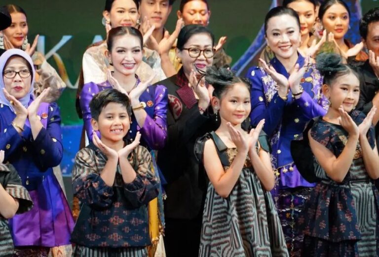 Ketua Umum Dewan Kerajinan Nasional (Dekranas), Ny. Selvi Gibran Rakabuming menghadiri penutupan Dekranasda Bali Fashion Week (DBFW) 2025 Session 1 di Gedung Ksirarnawa, Taman Budaya Denpasar, Jumat (7/11/2025). (dok.istimewa)