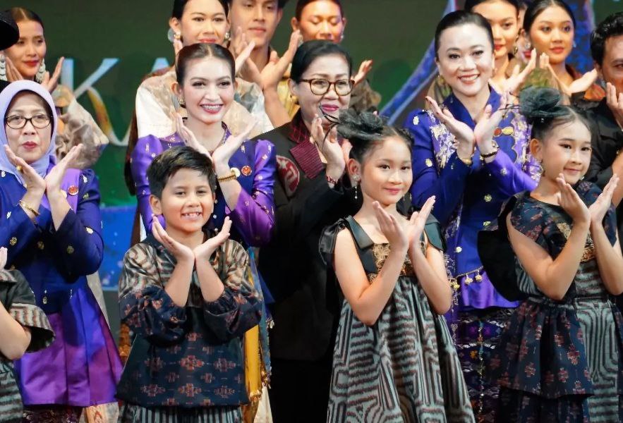 Ketua Umum Dewan Kerajinan Nasional (Dekranas), Ny. Selvi Gibran Rakabuming menghadiri penutupan Dekranasda Bali Fashion Week (DBFW) 2025 Session 1 di Gedung Ksirarnawa, Taman Budaya Denpasar, Jumat (7/11/2025). (dok.istimewa)