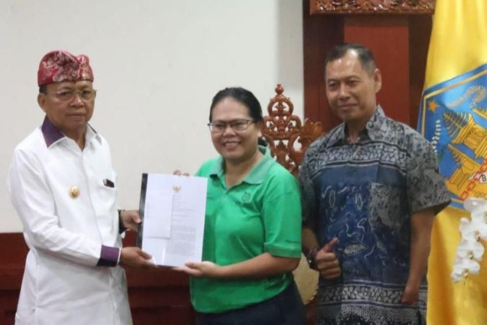 Gubernur Bali Wayan Koster menerima audiensi Pusat Pemberdayaan Penyandang Disabilitas (Puspadi) Bali, Komisi Disabilitas Bali, dan sejumlah organisasi penyandang disabilitas di Kantor Gubernur Bali, Renon, Senin (10/11/2025). (dok.istimewa)