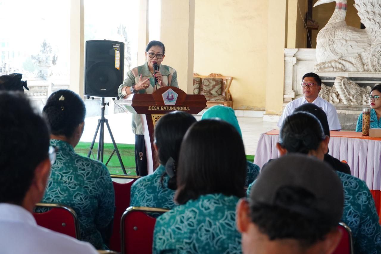 Duta Percepatan Penanganan Sampah Berbasis Sumber (PSBS) Provinsi Bali, Ibu Putri Suastini Koster, sejak dari rumah tangga. Ajakan tersebut disampaikan dalam Sosialisasi Percepatan PSBS dan Pembatasan Sampah Sekali Pakai di Balai Desa Batununggul, Kecamatan Nusa Penida, Rabu (12/11/2025). (dok.istimewa)