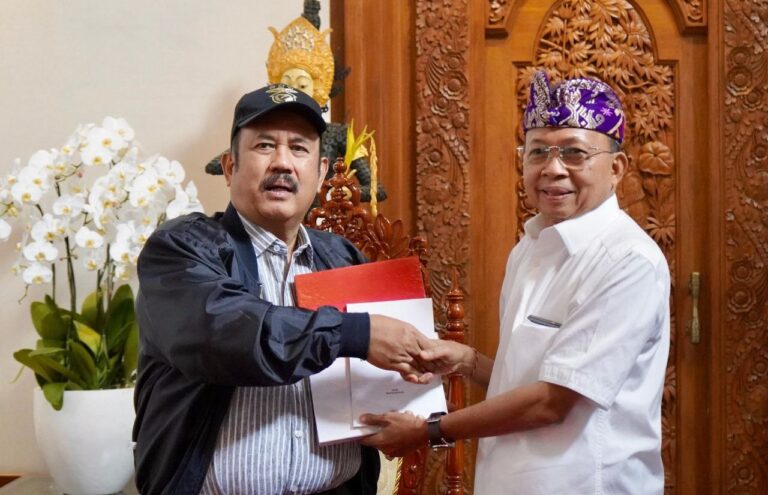 Gubernur Bali Wayan Koster menerima kunjungan Menteri Perencanaan Pembangunan Nasional (PPN)/Kepala Bappenas, Rachmat Pambudy, di Jaya Sabha, Denpasar, Kamis (13/11/2025). (dok.istimewa)