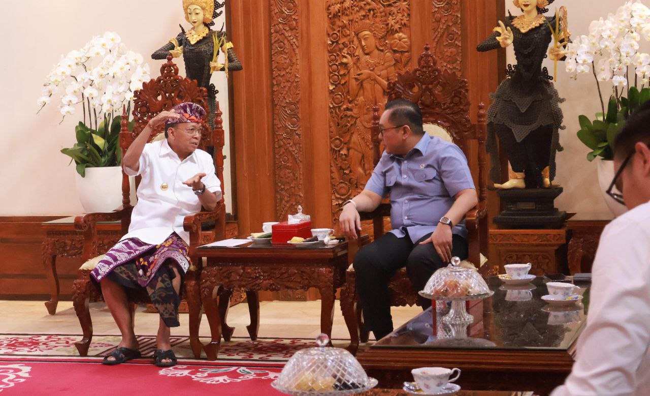 Gubernur Bali Wayan Koster menerima kunjungan kerja Wakil Menteri Investasi dan Hilirisasi/Wakil Kepala BKPM, Todotua Pasaribu, di Jayasabha, Denpasar, Jumat (14/11/2025). (dok.istimewa)