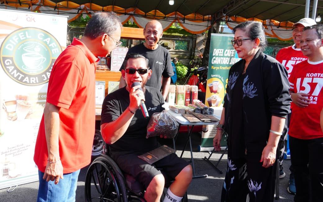 Gubernur Bali Wayan Koster bersama Ketua TP PKK Provinsi Bali, Ibu Putri Suastini Koster, meninjau pelaksanaan Pasar Murah menyambut Hari Raya Galungan dan Kuningan di depan Kantor Gubernur Bali, Minggu (16/11/2025). (dok.istimewa)