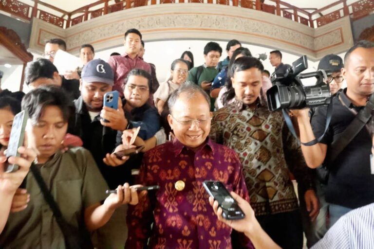 Gubernur Bali Wayan Koster usai Rapat Paripurna ke-12 DPRD Bali yang digelar Senin (17/11/2025). (dok.istimewa)