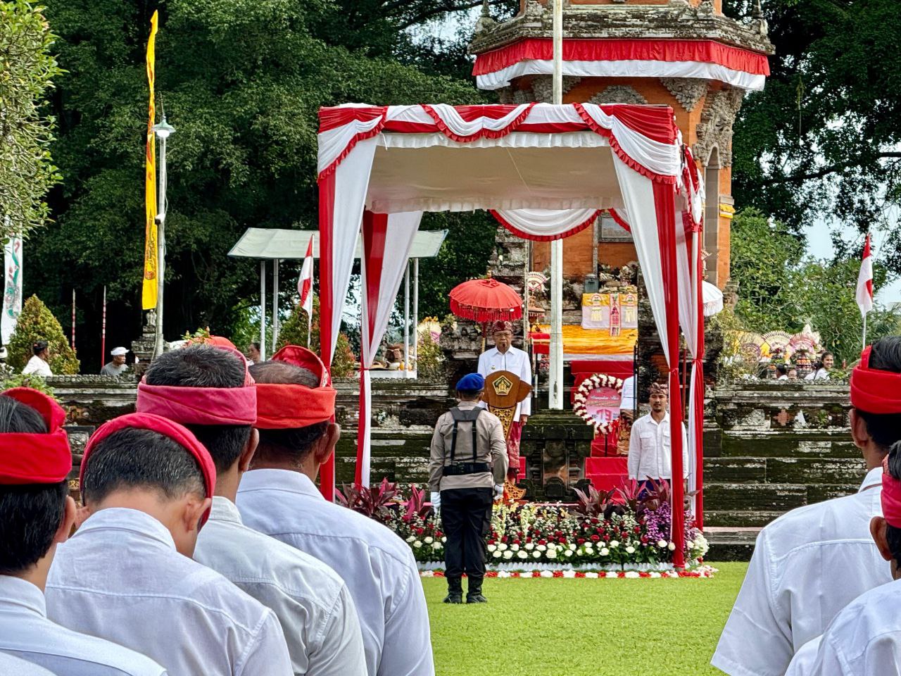 Gubernur Bali Wayan Koster saat memimpin Peringatan Hari Puputan Margarana ke-7 di Taman Makam Pahlawan Margarana, Tabanan pada Kamis (20/11/2025). (dok.istimewa)