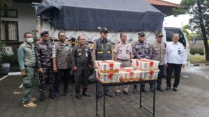 Personel Karantina Satpel Padangbai bersama sejumlah instansi terkait, di antaranya TNI AL Posal Karangasem, KSKP Padangbai, dan Flight Protection Bird amankan 7.355 ekor burung ilegal. (dok.Rahma)