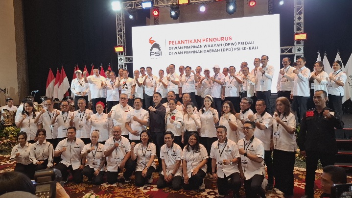Suasana foto bersama usai Rakorwil dan pelantikan PSI se-Bali, pada Sabtu (24/1/2026), di Kuta, Badung. (dok.Rahma)