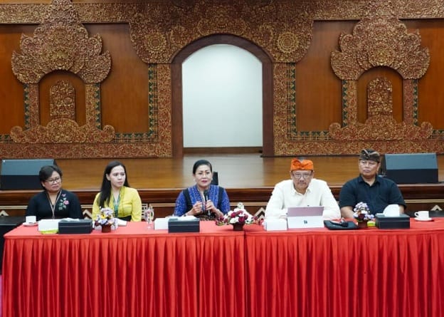 Dekranasda Provinsi Bali saat mengumpulkan para pengrajin di Gedung Kertha Sabha, Jayasabha, Denpasar, Rabu (8/1/2026). (dok.istimewa)