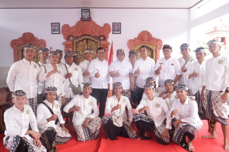 Wakil Gubernur Bali Nyoman Giri Prasta hadiri upacara melaspas Kantor Perbekel Patemon di Banjar Dinas Sema, Desa Patemon, Kecamatan Seririt, Kabupaten Buleleng, Rabu (7/1/2026). (dok.istimewa)
