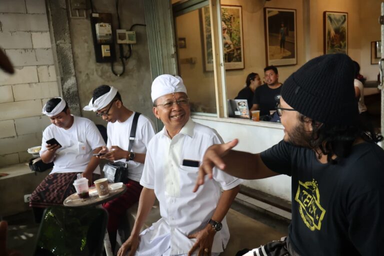 Gubernur Bali Wayan Koster saat sedang berbincang dengan pemuda di Jena Coffee, pada Sabtu (3/1/2026). (dok.istimewa)