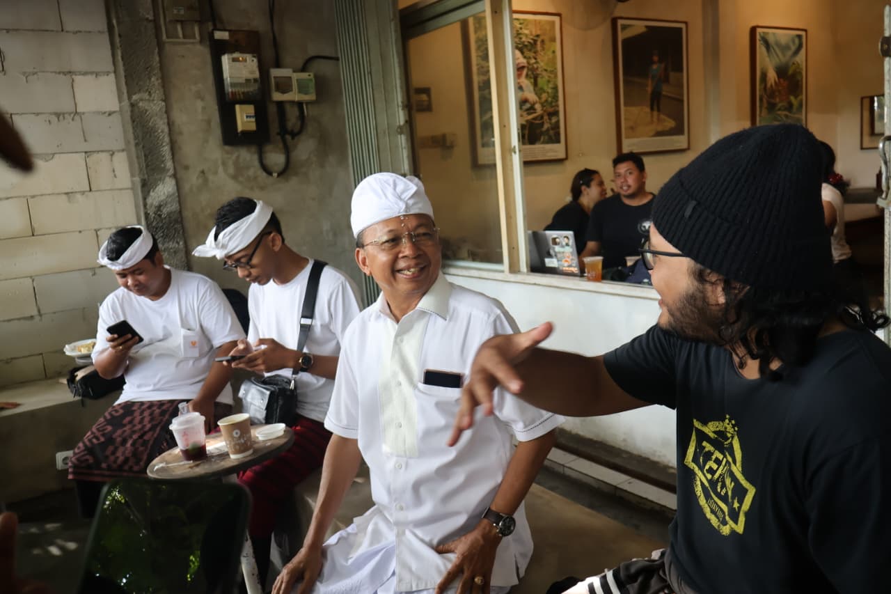 Gubernur Bali Wayan Koster saat sedang berbincang dengan pemuda di Jena Coffee, pada Sabtu (3/1/2026). (dok.istimewa)