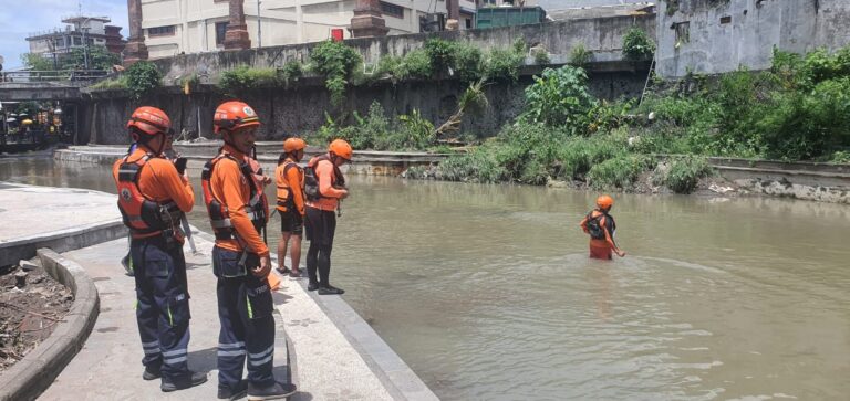 Tim SAR Gabungan sedang mencari pria yang dilaporkan terseret arus saat memancing di aliran Tukad Badung, Jalan Hasanudin, Denpasar, pada Jumat (2/1/2026). (dok.SAR)