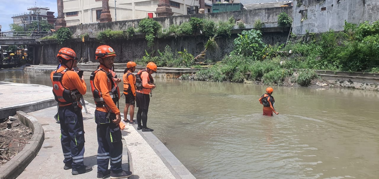Tim SAR Gabungan sedang mencari pria yang dilaporkan terseret arus saat memancing di aliran Tukad Badung, Jalan Hasanudin, Denpasar, pada Jumat (2/1/2026). (dok.SAR)