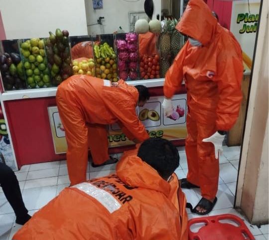 Tim SAR saat Evakuasi seseorang yang meninggal di dunia di di Jalan Tegal Wangi No. 72, Sesetan, Denpasar Selatan, pada Jumat (2/1/2026). (dok.istimewa)