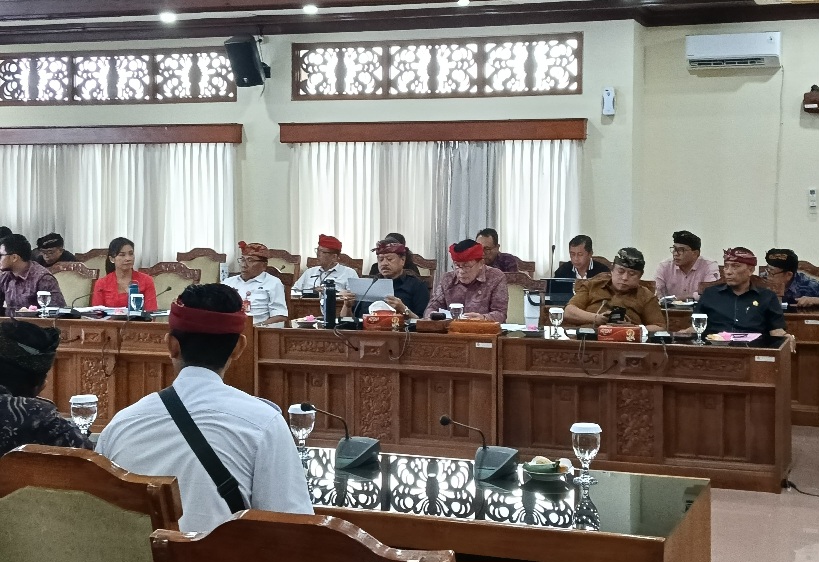 Pansus TRAP DPRD Provinsi Bali dalam rapat koordinasi tindak lanjut pengelolaan dan penataan kawasan Jatiluwih, Kamis (8/1/2026). (dok.rahma)