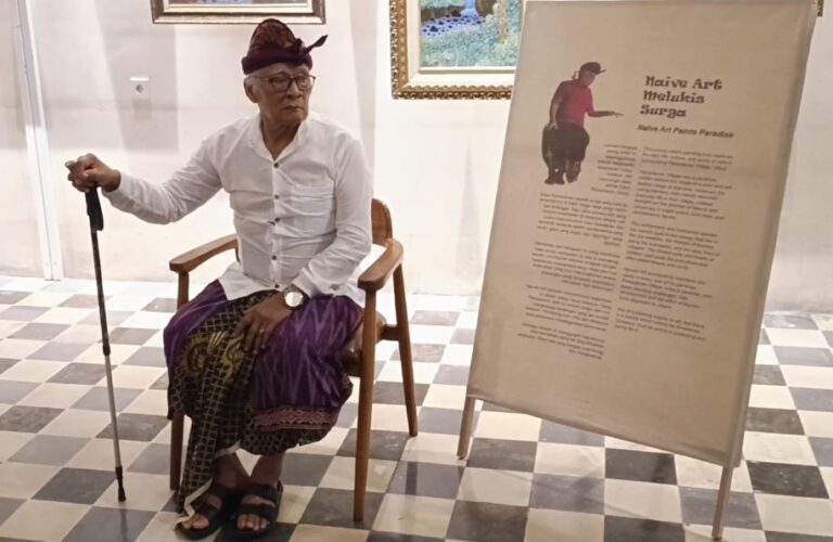 Ngurah KK, seniman Bali di pameran seni lukis bertajuk “Naive Art Melukis Surga” di THE 1O1 Bali Oasis Sanur. (dok.saifullah)