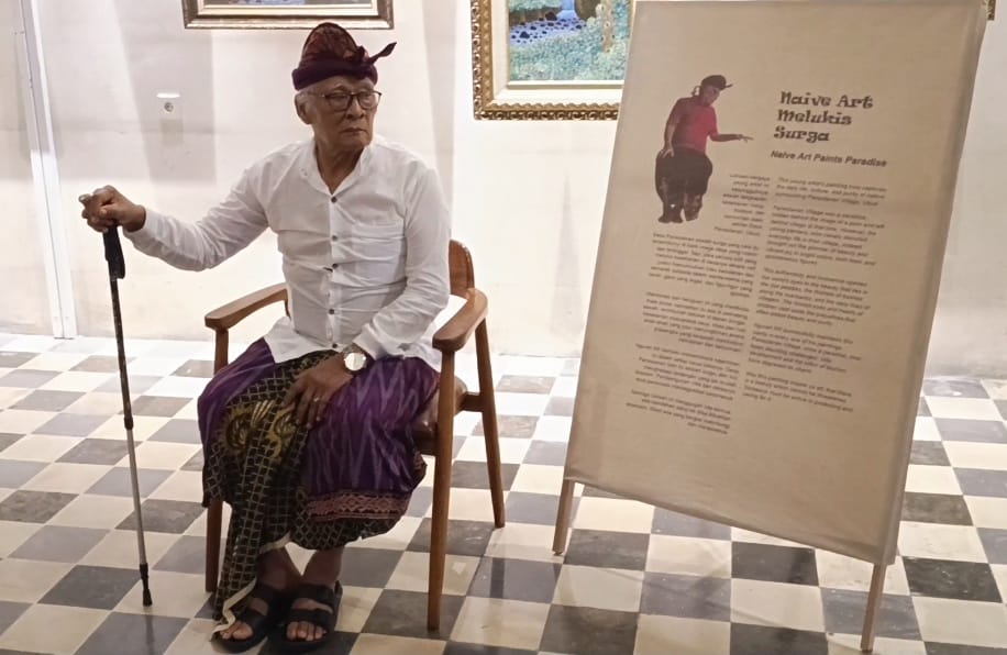 Ngurah KK, seniman Bali di pameran seni lukis bertajuk “Naive Art Melukis Surga” di THE 1O1 Bali Oasis Sanur. (dok.saifullah)