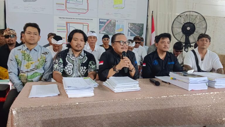 Harmaini Idris Hasibuan (tengah). (Dok. Istimewa)