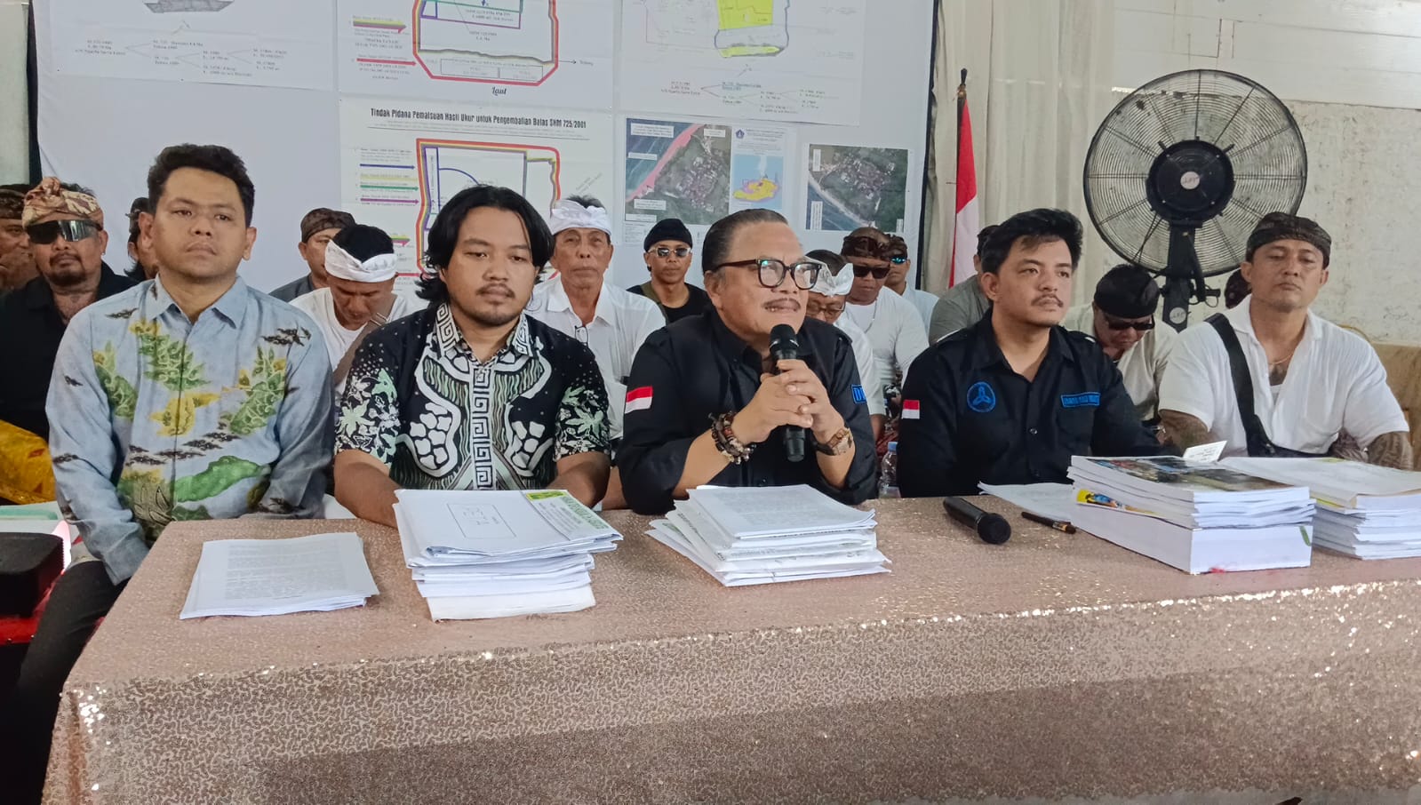Harmaini Idris Hasibuan (tengah). (Dok. Istimewa)