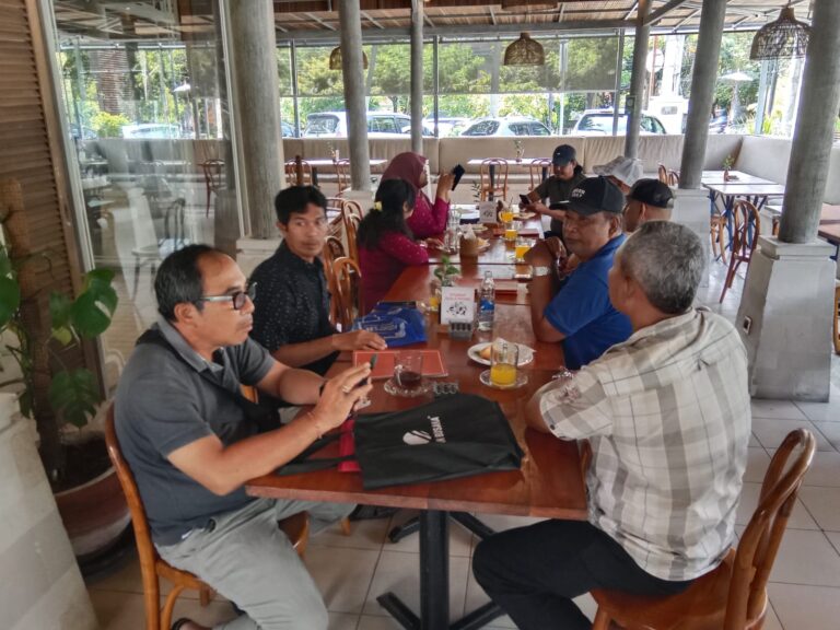 Pertemuan Mantan Jro Bendesa Adat Desa Serangan I Made Sedana dengan awak media. (dok. Indira)