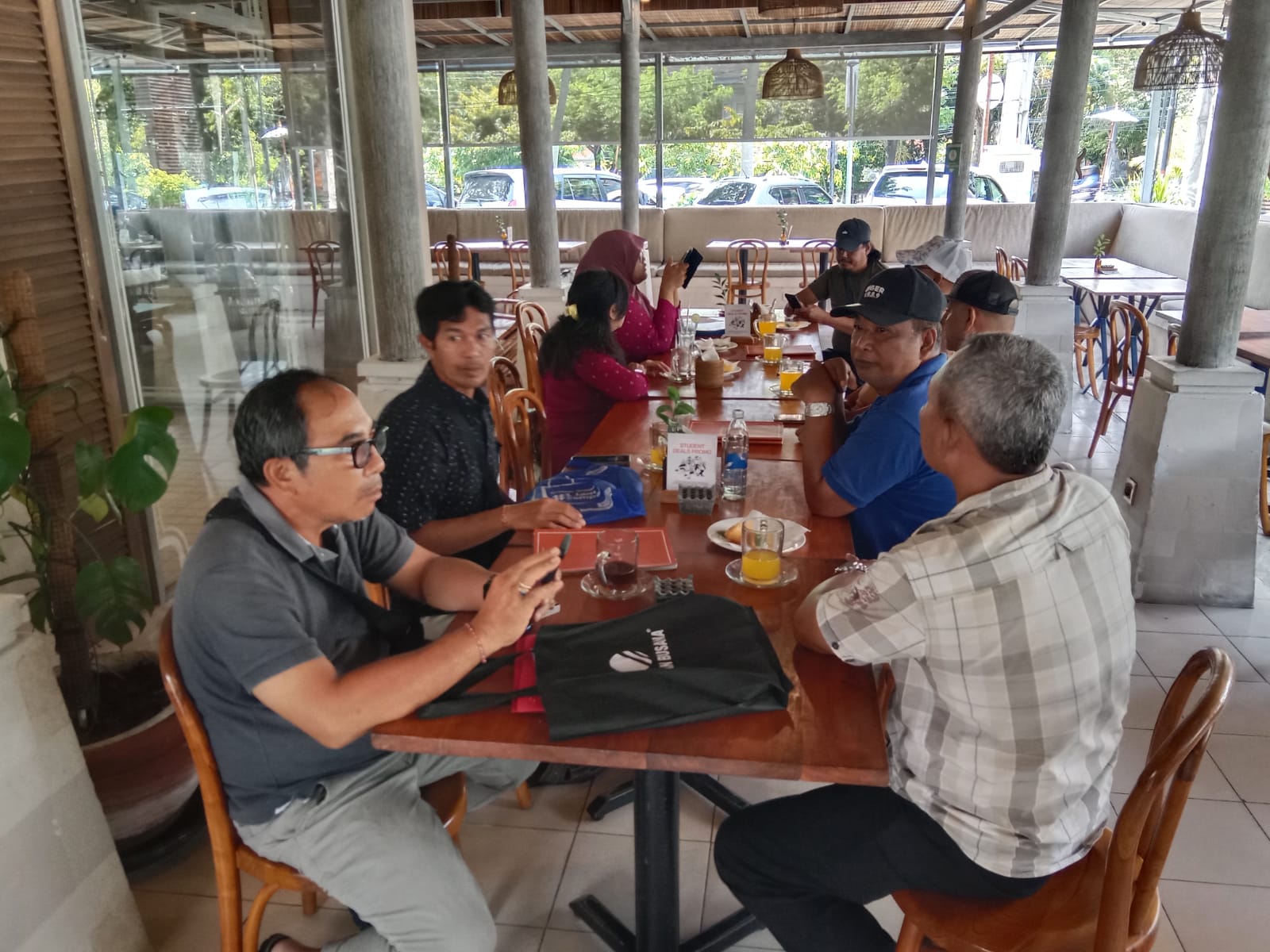 Pertemuan Mantan Jro Bendesa Adat Desa Serangan I Made Sedana dengan awak media. (dok. Indira)