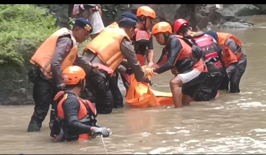 Tim SAR gabungan mengevakuasi jasad Yuliana Da Costa Makum, korban terakhir banjir di Tabanan, dari aliran Sungai Yeh Ge, Kamis (22/1/2026). (dok.Basarnas Bali)